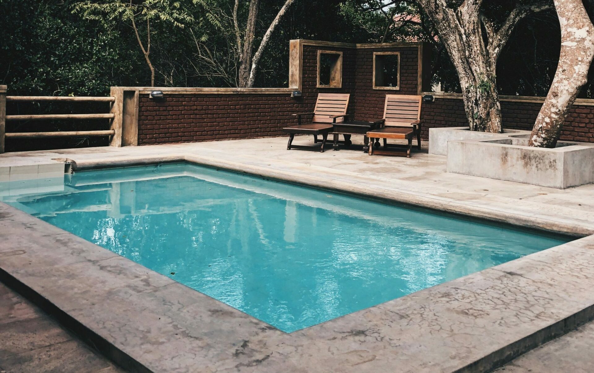 Piscine extérieur sur une terrasse